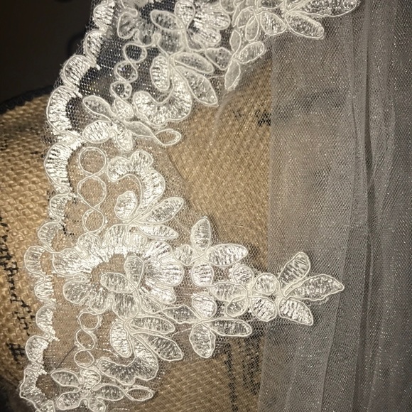 New Beautiful elbow length lace edged veil i - Picture 5 of 8